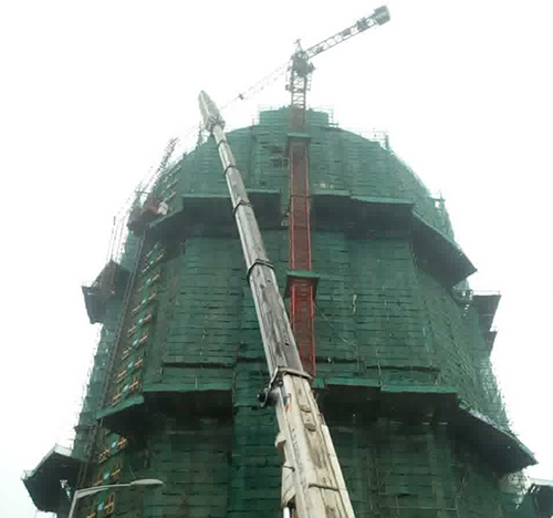 沧州吊车在工地上作业